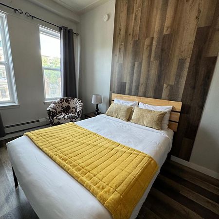 Commercial Hotel Edmonton Bagian luar foto