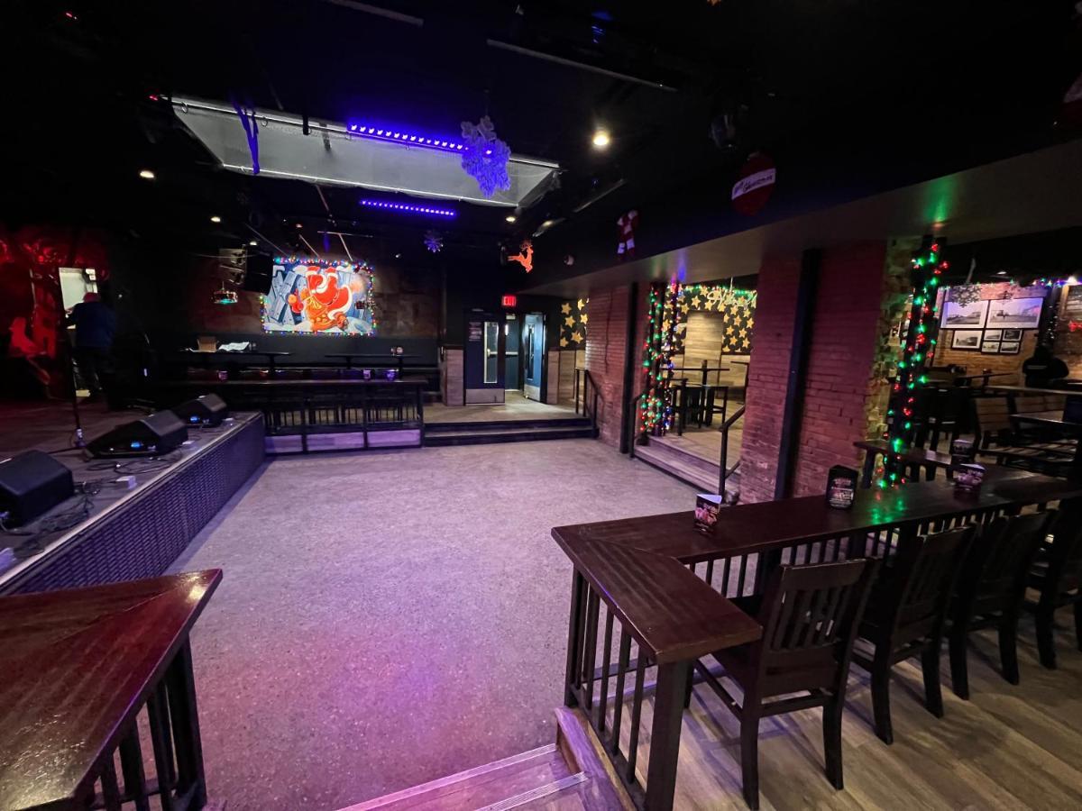 Commercial Hotel Edmonton Bagian luar foto