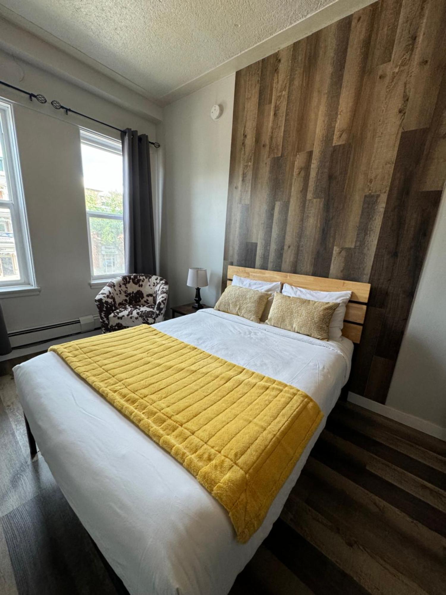 Commercial Hotel Edmonton Bagian luar foto