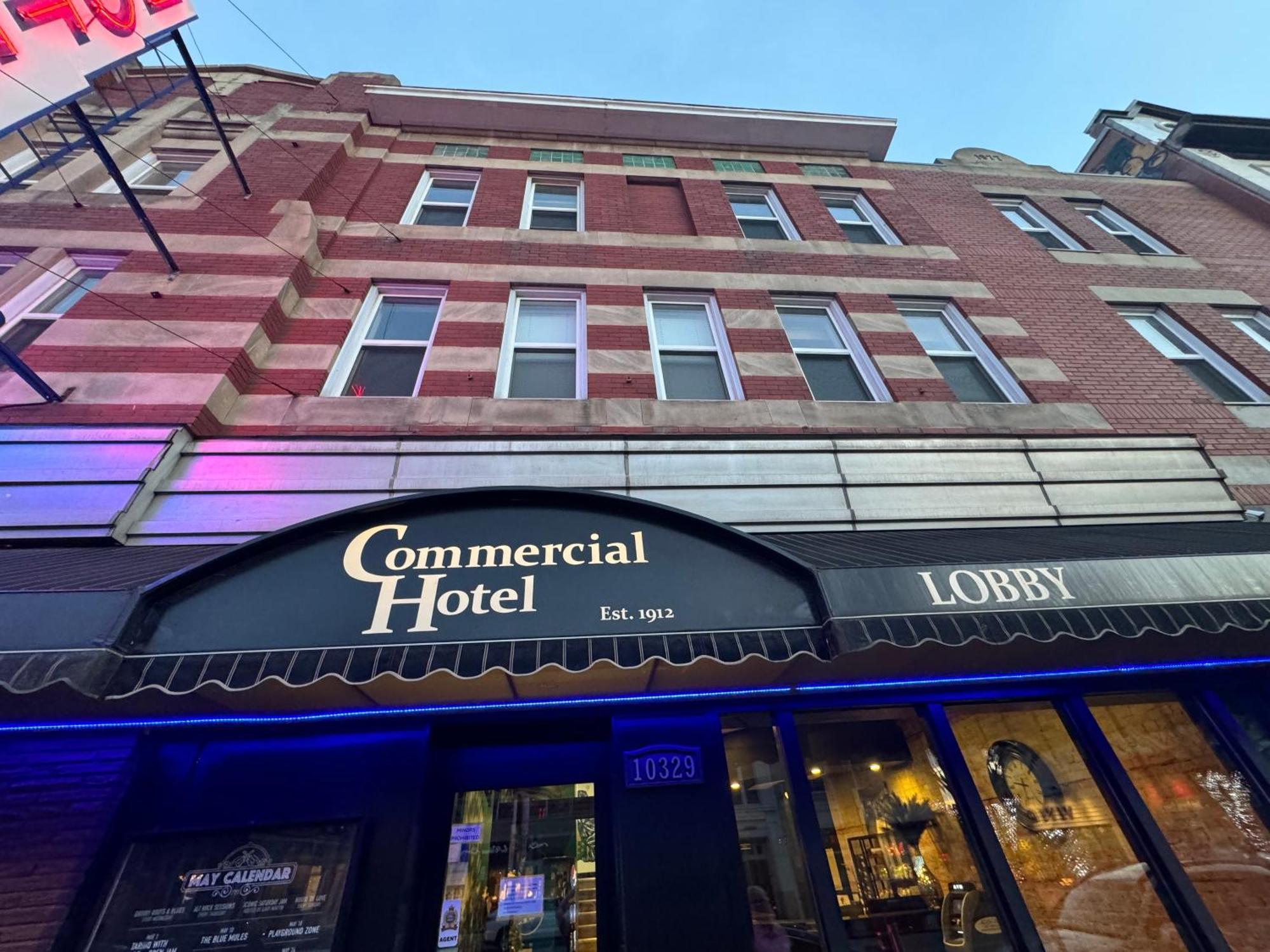 Commercial Hotel Edmonton Bagian luar foto