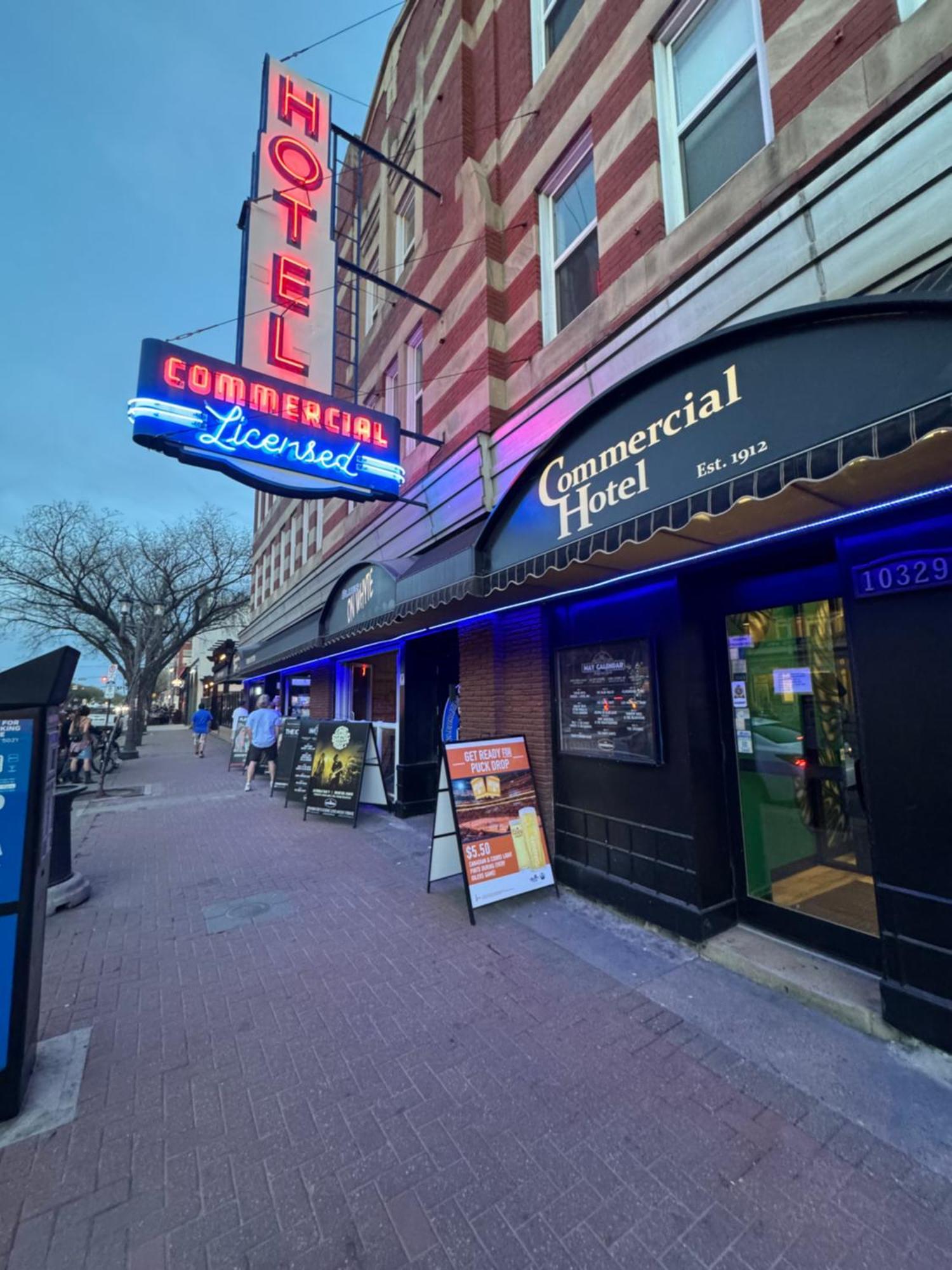 Commercial Hotel Edmonton Bagian luar foto