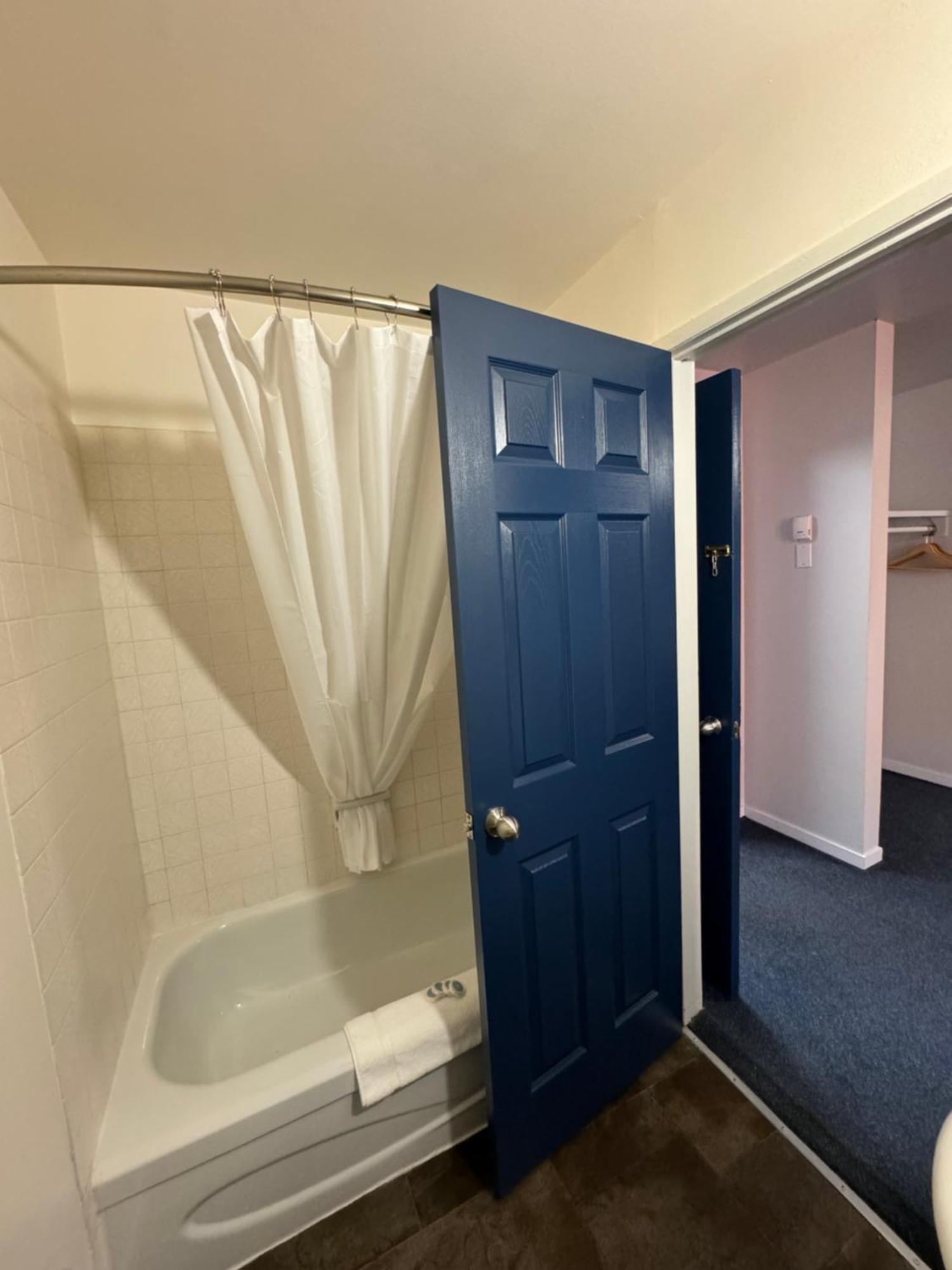 Commercial Hotel Edmonton Bagian luar foto