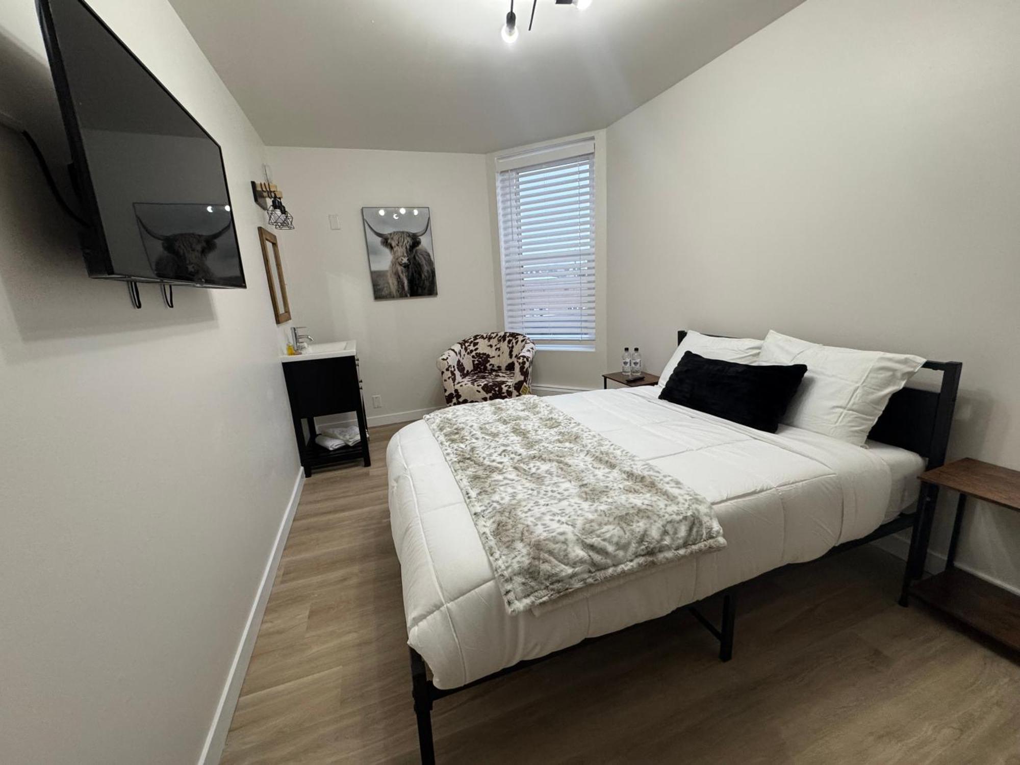 Commercial Hotel Edmonton Bagian luar foto